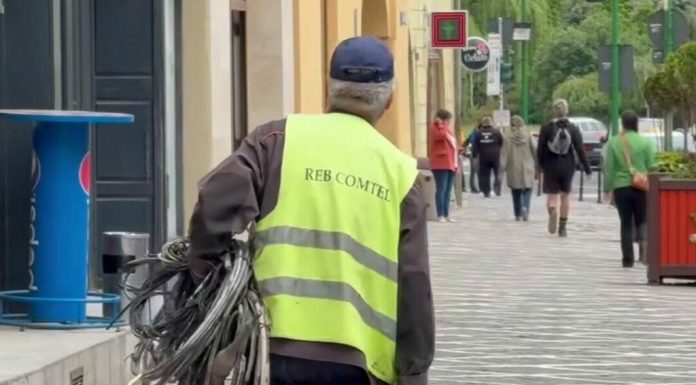 Dispar cablurile de pe fațadele clădirilor din Brașov