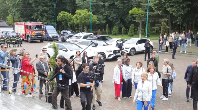 Nadia Comăneci, primită cu aplauze la Onești. Mirabela Grădinaru și copiii familiei prezidențiale, prezenți la eveniment
