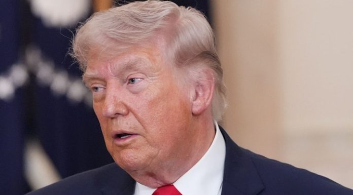 Blocada impusă de SUA porturilor iraniene din strâmtoarea Ormuz rămâne în vigoare, anunță Donald Trump. Ce spune despre semnarea acordului