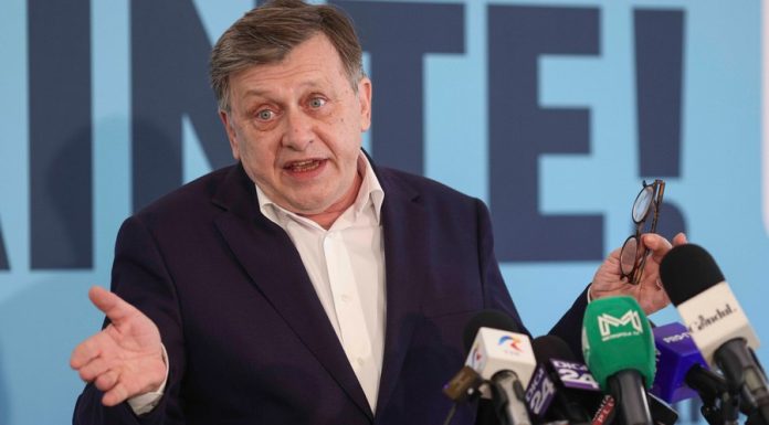 Crin Antonescu atacă conducerea PNL la aniversarea de 151 de ani a partidului. „Unde ați fost când PNL «lingea clanțe» la Cotroceni?”