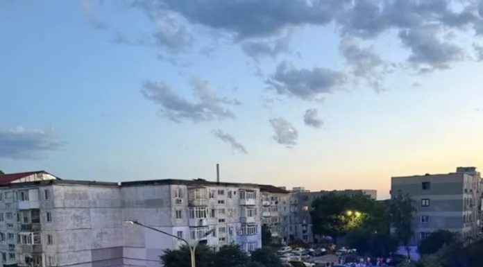 O bunică și doi nepoți, găsiți morți într-un apartament. Anchetatorii iau în calcul o crimă urmată de sinucidere: „Se certau des”