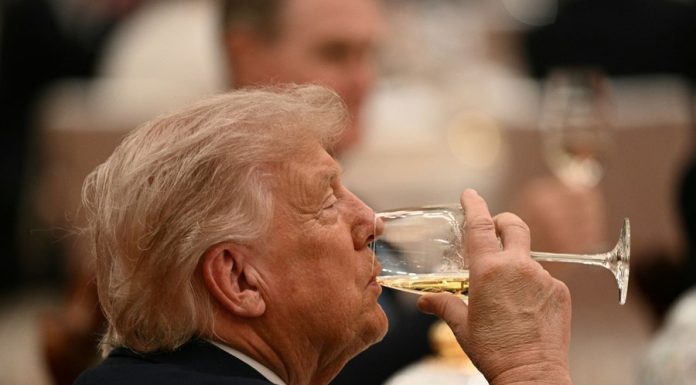 Donald Trump ar fi cumpărat din greșeală acțiuni la un lanț de restaurante cu sushi. Intenția era să investească într-o companie IT
