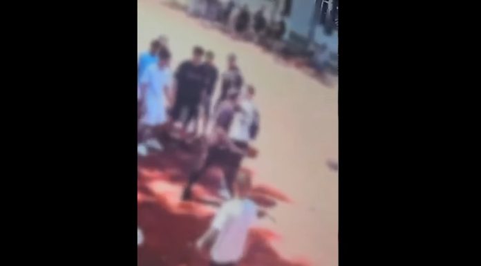 Reacția halucinantă a paznicului școlii la venirea Poliției, după ce un elev a fost amenințat cu cuțitul și lovit