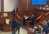 Scandal în Parlamentul Republicii Moldova. Primarul Chișinăului, Ion Ceban, a fost scos cu forța din plen, după ce a încercat să țină un discurs