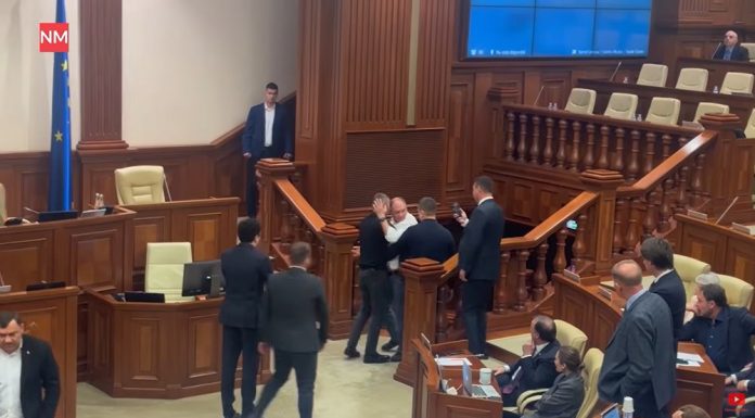 Scandal în Parlamentul Republicii Moldova. Primarul Chișinăului, Ion Ceban, a fost scos cu forța din plen, după ce a încercat să țină un discurs