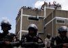 Sute de deținuți au declanșat o revoltă într-o închisoare din vestul Venezuelei, au urcat pe acoperișul penitenciarului și au incendiat saltele, acuzând administrația de „torturi” și abuzuri grave. Protestatarii cer demiterea directorului închisorii,