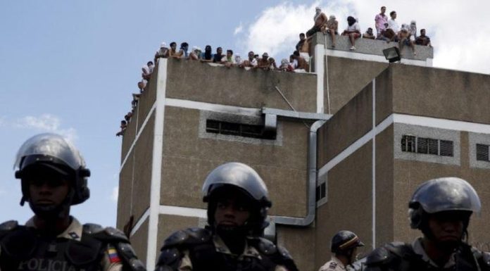 Sute de deținuți au declanșat o revoltă într-o închisoare din vestul Venezuelei, au urcat pe acoperișul penitenciarului și au incendiat saltele, acuzând administrația de „torturi” și abuzuri grave. Protestatarii cer demiterea directorului închisorii,