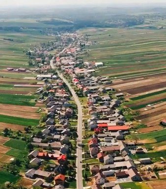 Satul în care toți oamenii locuiesc pe aceeași stradă, lungă de 9 kilometri. Imaginile aeriene care l-au făcut celebru în lume