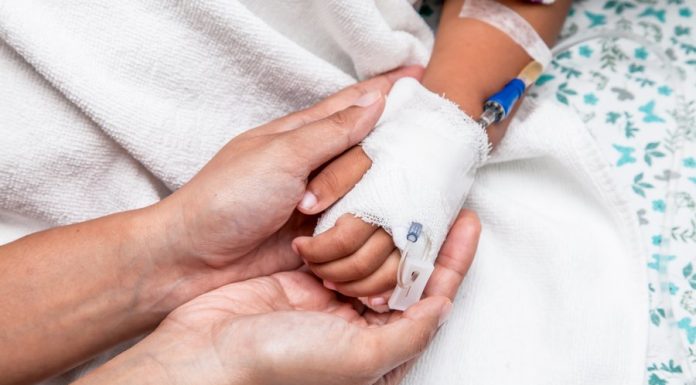 Revoltător! Părinții unei fetițe de 6 ani moarte după o operație de apendicită, somați să restituie ultima alocație: „Copilul efectiv respira”