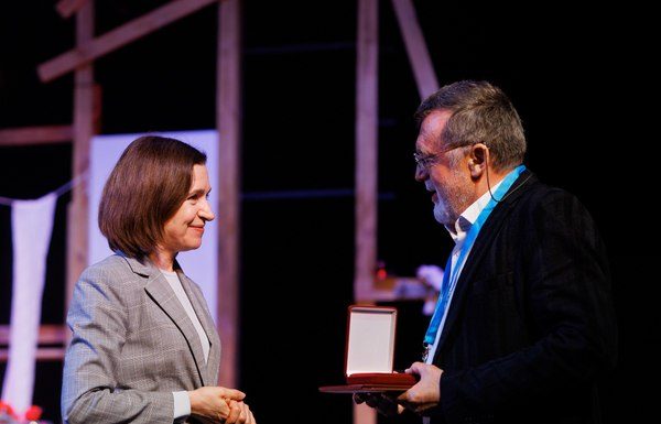 Scriitorul și dramaturgul român Matei Vișniec, decorat de Maia Sandu, la Chișinău: „A apărat, prin cultură, libertatea spiritului”