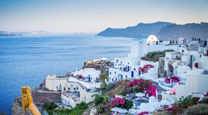 Dezbateri aprinse la imaginile cu o turistă care împrăștie cenușa soțului pe scările din Santorini