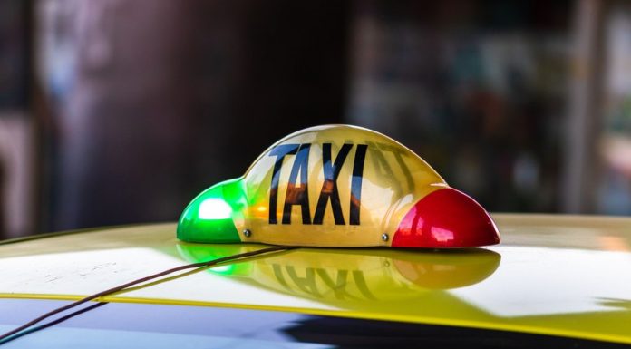 Taximetrist din București, acuzat că a furat telefonul unui client și a retras 15.000 de lei din aplicații bancare. Un suspect a fost arestat
