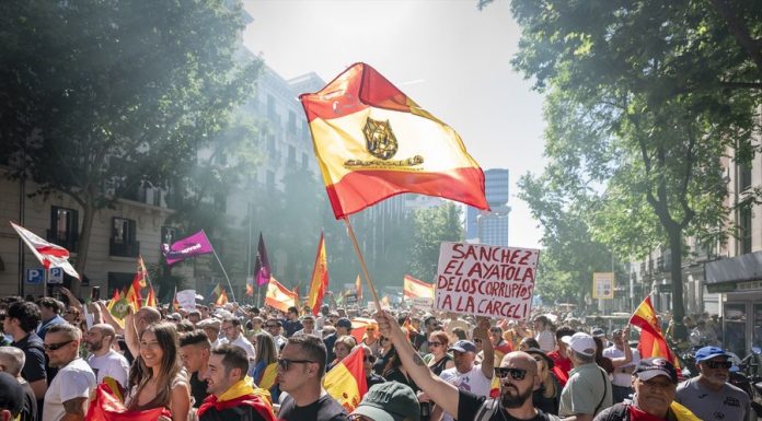 Furie uriașă la Madrid: zeci de mii de oameni cer demisia premierului Sánchez și alegeri anticipate, în urma unor scandaluri de corupție care zguduie guvernul