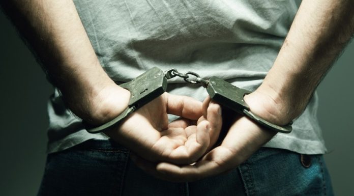 Scandal la Urgențe. Un pacient cu capul spart a distrus o imprimantă, supărat că nu a fost tratat prioritar. Polițiștii l-au reținut