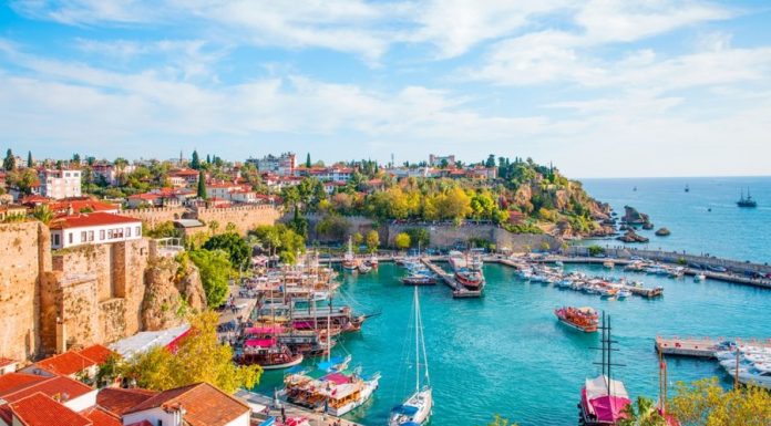 Vacanță transformată în coșmar. Șase români, răniți după o coliziune între două microbuze, în Antalya