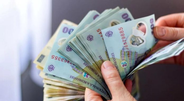 Austeritate pentru popor, majorări la vârf: Guvernul îngheață pensiile, dar crește salariile demnitarilor printr-un „mecanism fanariot”