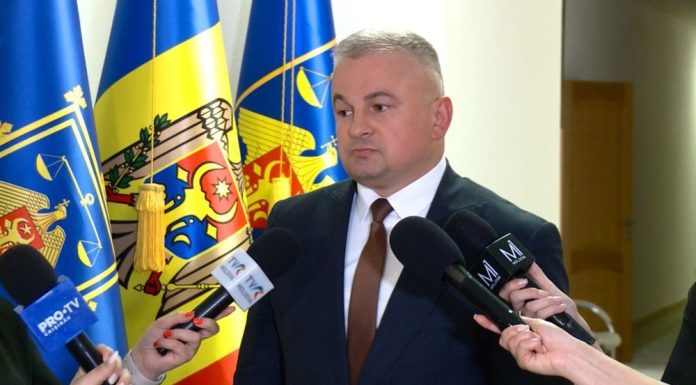Explicația procurorului general al R. Moldova despre cei 75.000 de euro găsiți în spatele bidoanelor sale de vin: „Părinții mei au muncit și au strâns banii”