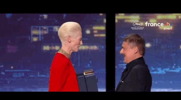 Moment emoționant la Cannes: Cristian Mungiu și Tilda Swinton și-au sărutat reciproc mâna după decernarea Palme d’Or
