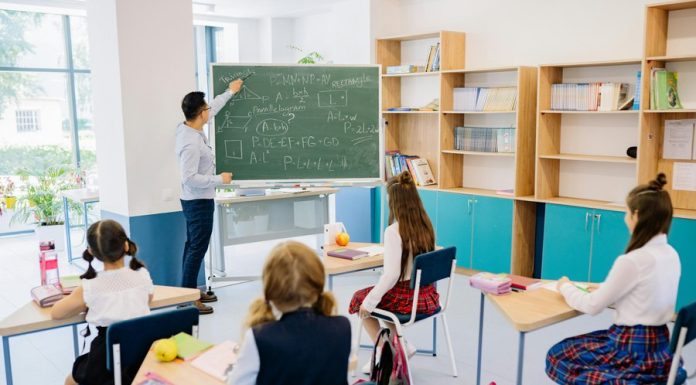 Noua lege a salarizării împarte Educația în două: majorări spectaculoase de 10.000 de lei pentru șefi, firimituri pentru profesori