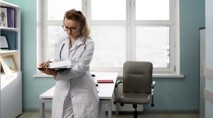 Ce salarii vor avea cadrele medicale din 2027. Reforma salarizării aduce creșteri importante și păstrează sporurile pentru gărzi