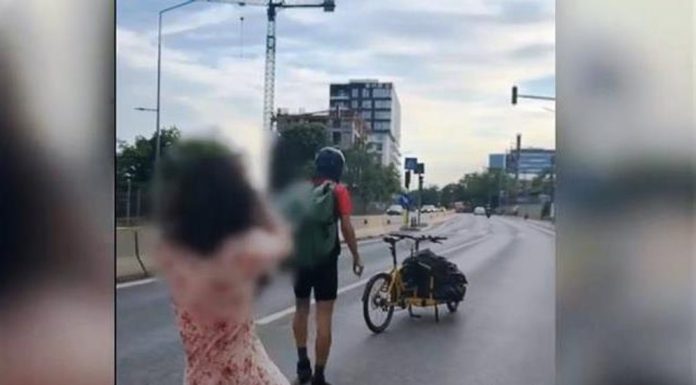 O șoferiță oprită pe pista de biciclete, agresată de un biciclist. Tânăra reclamă atitudinea polițiștilor: „Se mai întâmplă. E ceva normal”