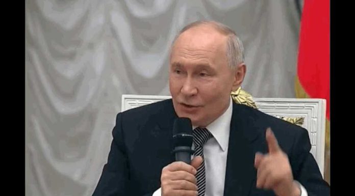 „Nebunia progresează”. Moment de neputință la Kremlin: Putin a fost pus în dificultate în fața ofițerilor săi