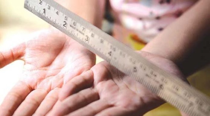 O învăţătoare din Medgidia, reţinută de poliţişti după ce a bătut un elev. Puștiul ar fi rupt hârtia cu rezultatele la Evaluarea Națională