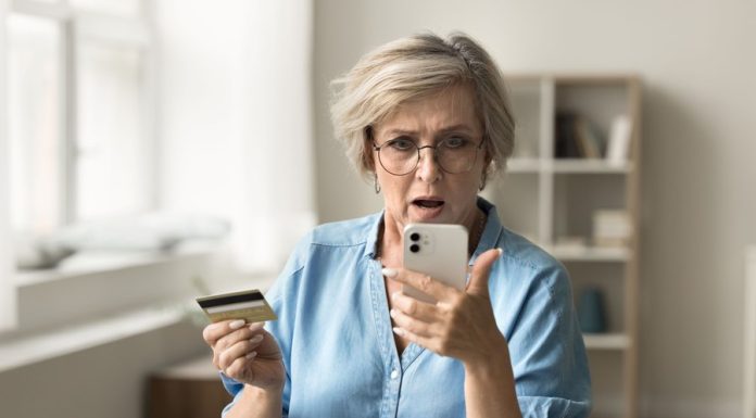 Noile metode de înșelăciune care îi lasă pe bătrâni fără economii. Semnalele care ar trebui să ridice suspiciuni