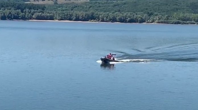 Adolescent dispărut în Dunăre, sub ochii prietenilor. Părinții speră într-o minune, în timp ce au loc ample căutări cu scafandri și un elicopter SMURD