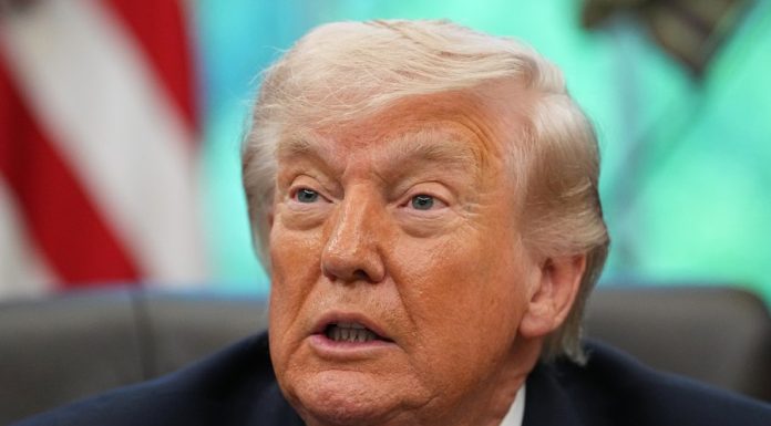 Trump amenință că va „face praf” Omanul după discuțiile cu Iranul despre Strâmtoarea Ormuz