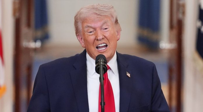 Donald Trump acuză Iranul că trage de timp până la alegerile de la mijloc de mandat în speranța că va obține un acord mai avantajos