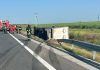 TIR răsturnat pe drumul expres Piteşti-Craiova, după ce a acroşat o maşină oprită. Două persoane au ajuns la spital