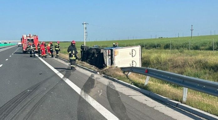 TIR răsturnat pe drumul expres Piteşti-Craiova, după ce a acroşat o maşină oprită. Două persoane au ajuns la spital