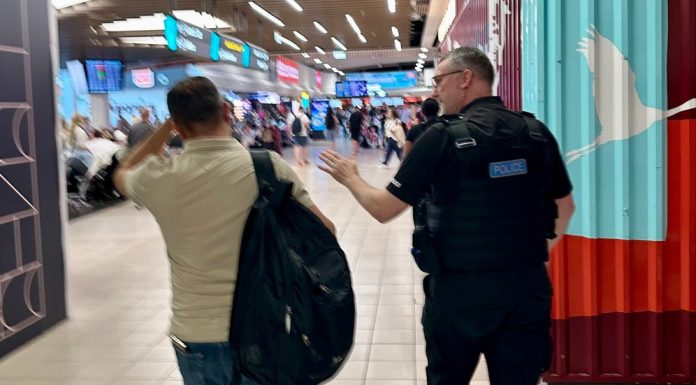 Un pasager al zborului Londra-Bacău, dat jos din avion după ce a furat ochelari de soare dintr-un magazin duty free