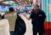 Un pasager al zborului Londra-Bacău, dat jos din avion după ce a furat ochelari de soare dintr-un magazin duty free