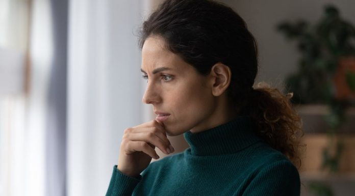 Două obiceiuri pentru care oamenii sunt adesea criticați ar putea fi semne ale inteligenței, spun cercetătorii