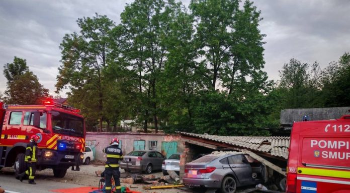 Impact violent în Bistrița-Năsăud: momentul în care un șofer cu permisul anulat spulberă un garaj