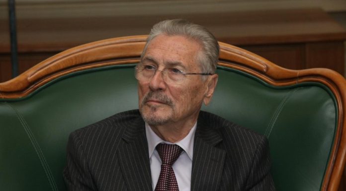 Emil Constantinescu dezvăluie că a fost la un pas să fie asasinat de un om de încredere al lui Iliescu. Cine a oprit „execuția”