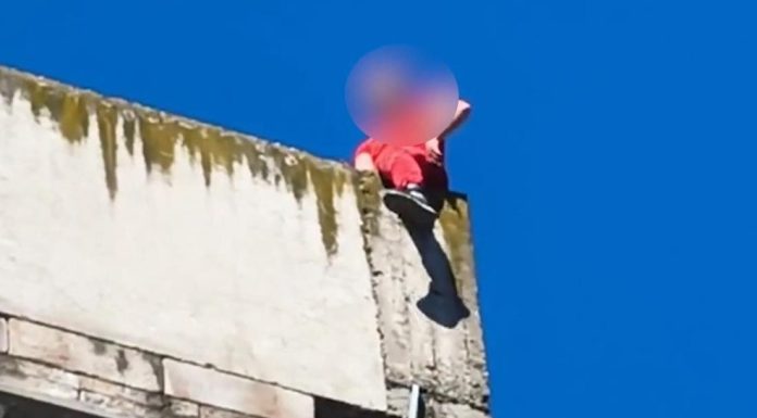 Un tânăr care amenința că se aruncă de pe acoperișul unui bloc s-a dezechilibrat și s-a prăbușit în gol. Starea sa e critică