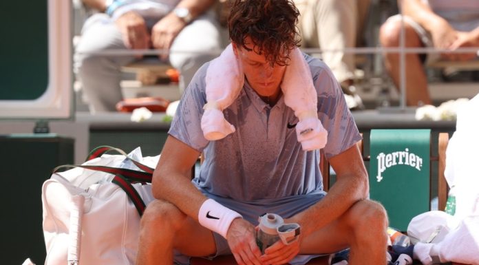 Șoc în tenis: liderul mondial Jannik Sinner a fost eliminat de la Roland Garros, după ce i s-a făcut rău de la căldură