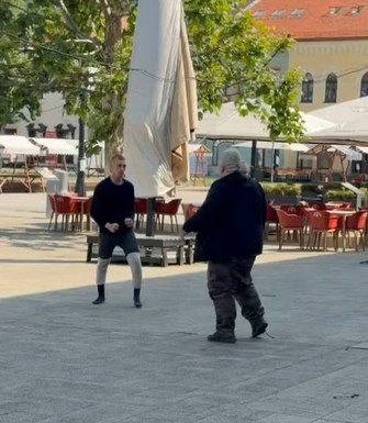 Incident violent în Baia Mare: momentul în care un tânăr lovește un bărbat pe stradă. Poliția a deschis anchetă