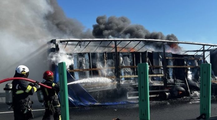 TIR încărcat cu frigorifice, cuprins de flăcări pe Autostrada A1. Semiremorca a ars aproape complet