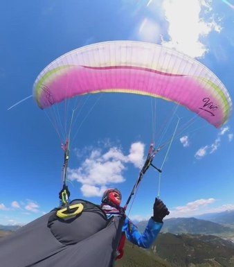 Imagini care îți dau fiori: o parapantistă este lovită în plin de un avion în zbor. Femeia a scăpat cu viață ca prin minune