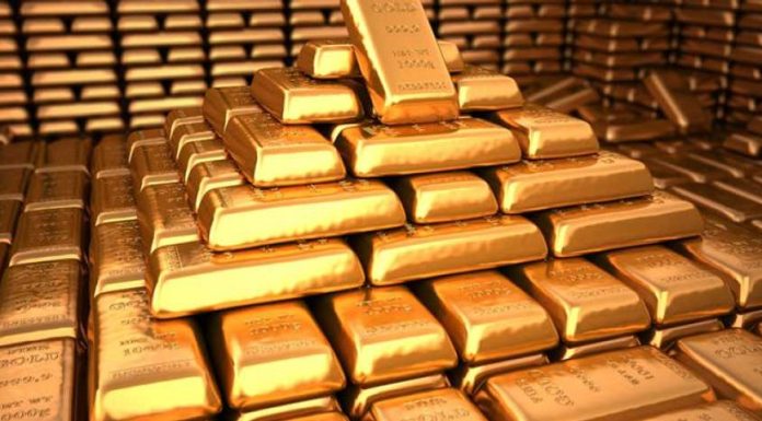 Un angajat al primăriei a găsit din întâmplare lingouri de aur de 40.000 de euro în timp ce tundea iarba
