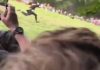 Spectacol la cea mai periculoasă competiție britanică: tânărul care a învins campionul absolut la cursa de rostogolit brânza