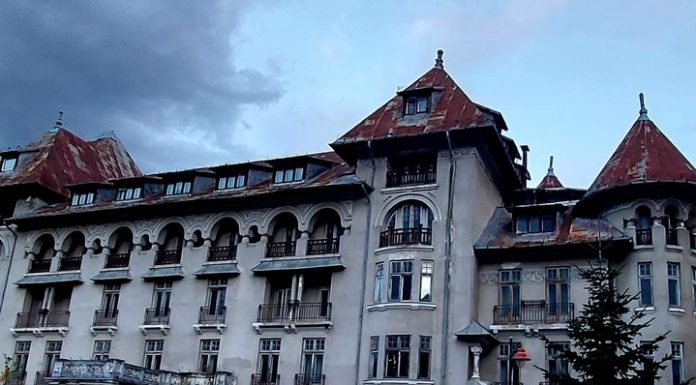 Se vinde unul dintre cele mai cunoscute hoteluri istorice de pe Valea Prahovei: cât costă clădirea care a adăpostit răniți de război