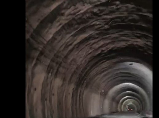 Premieră pe Autostrada Sibiu – Pitești: Imagini de la prima traversare cu mașina prin tunelul Robești