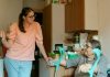 „Statut european al îngrijitorilor”: Pensii și concedii pentru cei care îngrijesc membri ai familiei