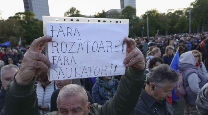 FOTO Sute de persoane la miting pentru Bolojan, în București și Oradea