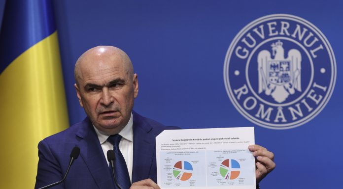 Salarii mai mari înseamnă concedieri! Bolojan spune că nu se poate depăși anvelopa actuală de 8,1% din PIB la noua lege a salarizării. Președinția a preluat medierea legii în Parlament GRAFICE